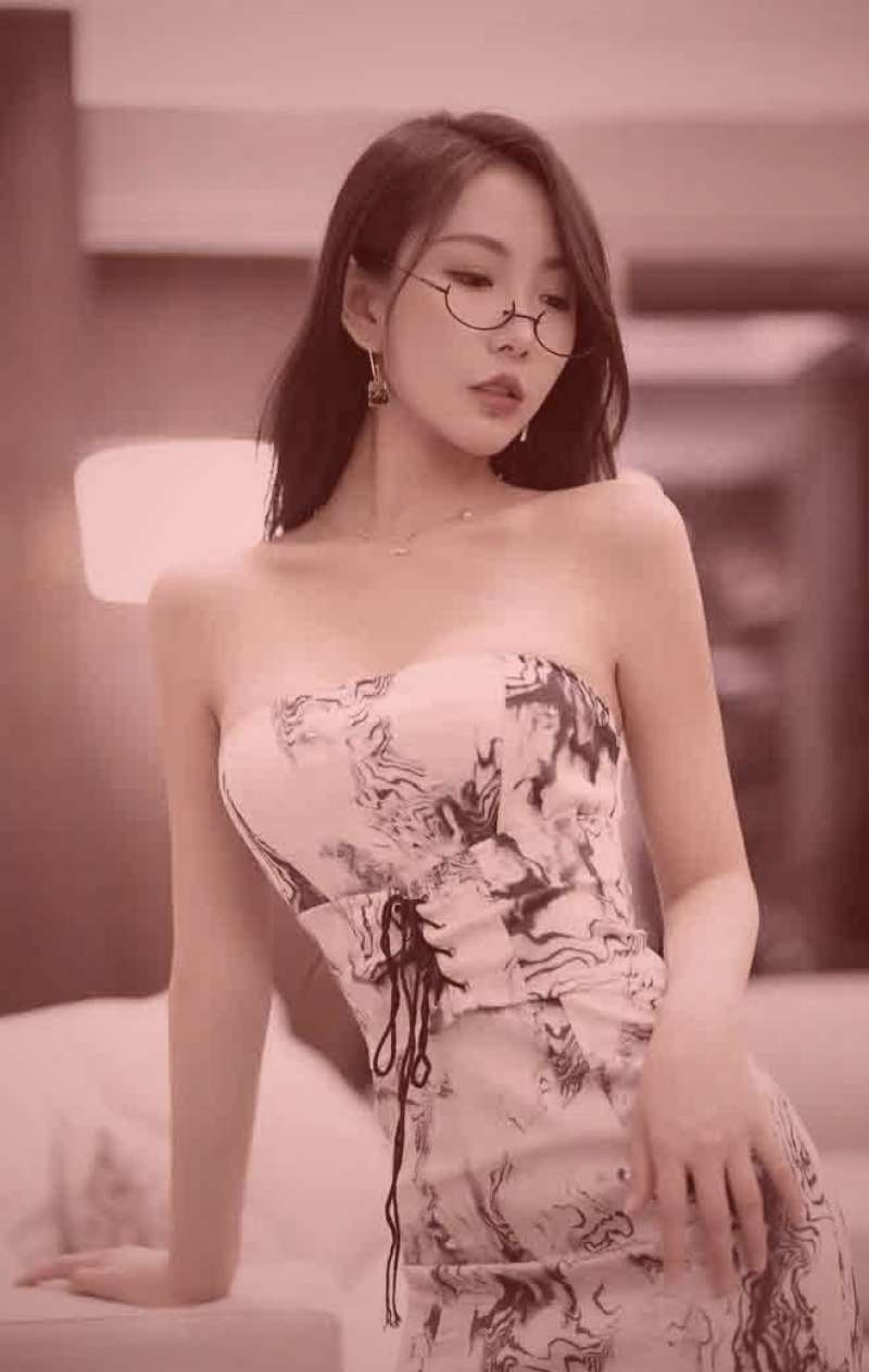樱花树下青涩的校园少年少女背影