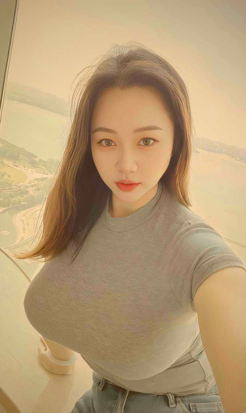 猫咪在樱花树下的窗台上安然入睡，身上落有几片花瓣