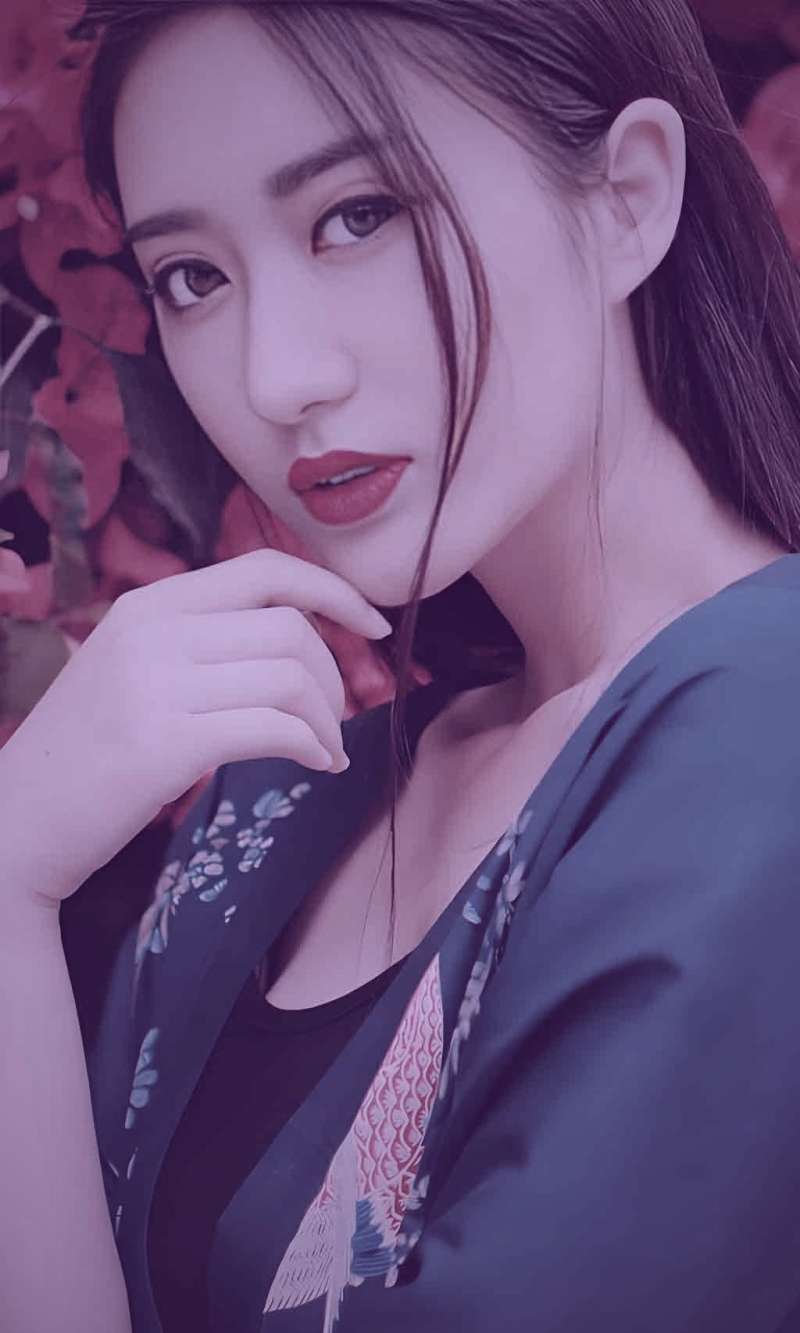 小津安二郎电影《东京物语》修复后截图：笠智众与原节子坐在能看见远处烟囱的走廊上，画面构图极端平稳低视角，色彩淡雅
