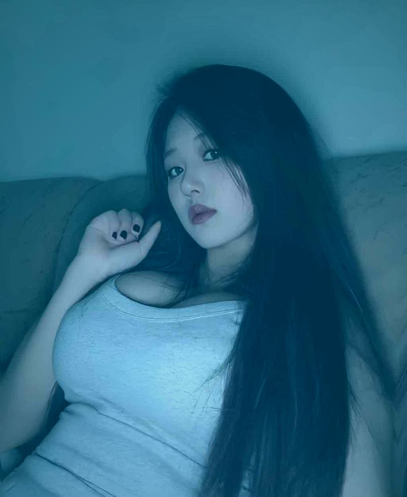 樱花视频治愈系群像剧经典场景：几位少年少女坐在樱花树下，表情宁静而充满希望
