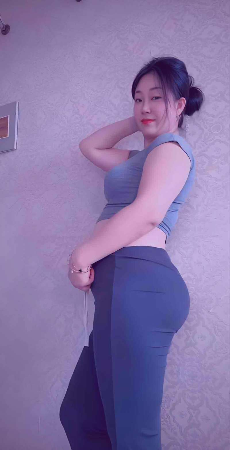 一张抽象的图片，左侧是电影胶片，中间是思考的大脑图标，右侧是社会建筑的剪影，三者由光线连接