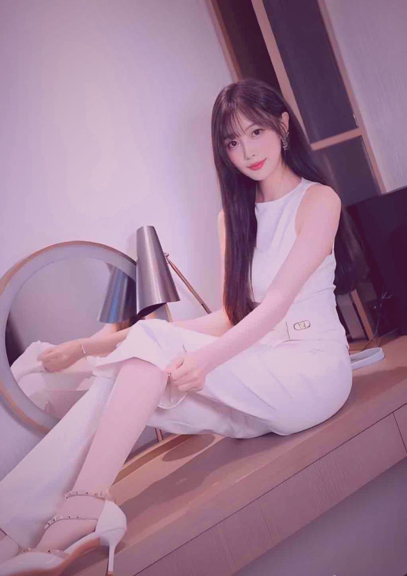 森林中光线穿过树叶的延时摄影：光束随太阳移动，在林间地面画出动态的光斑图案