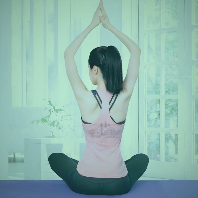 电影胶片与樱花飘落的合成意象图