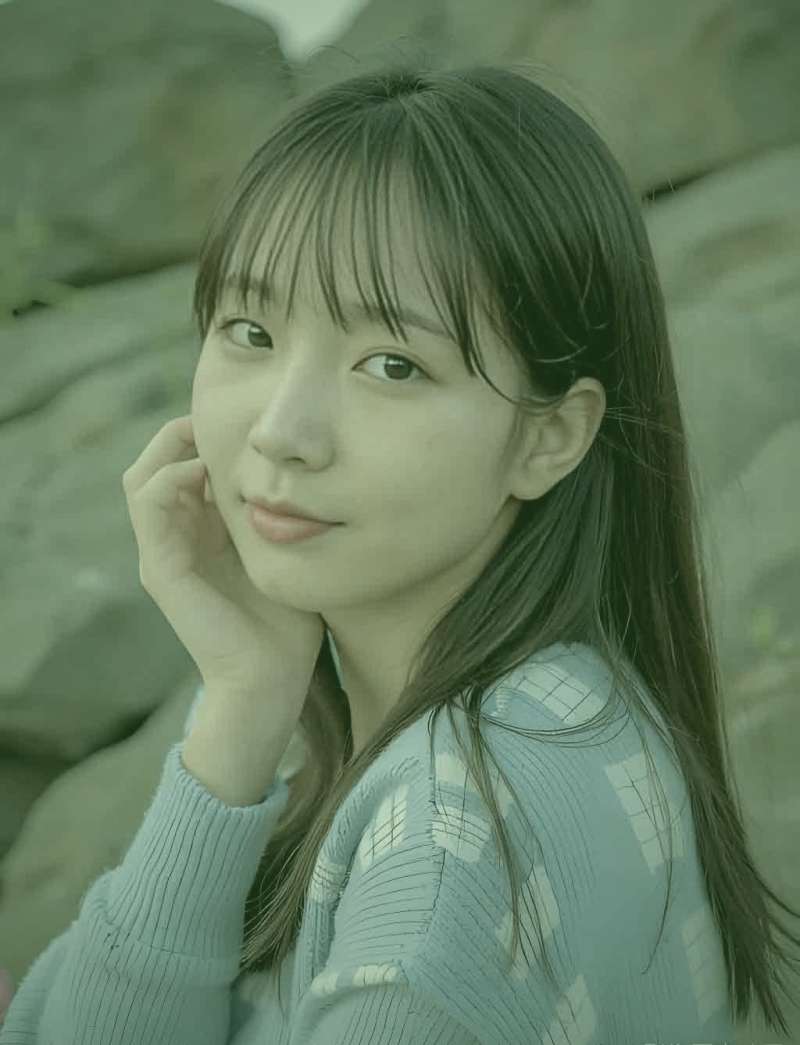 《向阳处的她》中电车窗外的镰仓海岸线