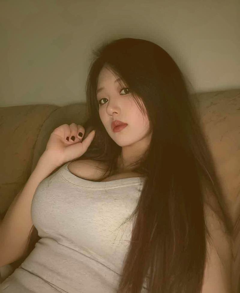 从俯视角度拍摄的森林溪流与阳光穿透树叶的画面