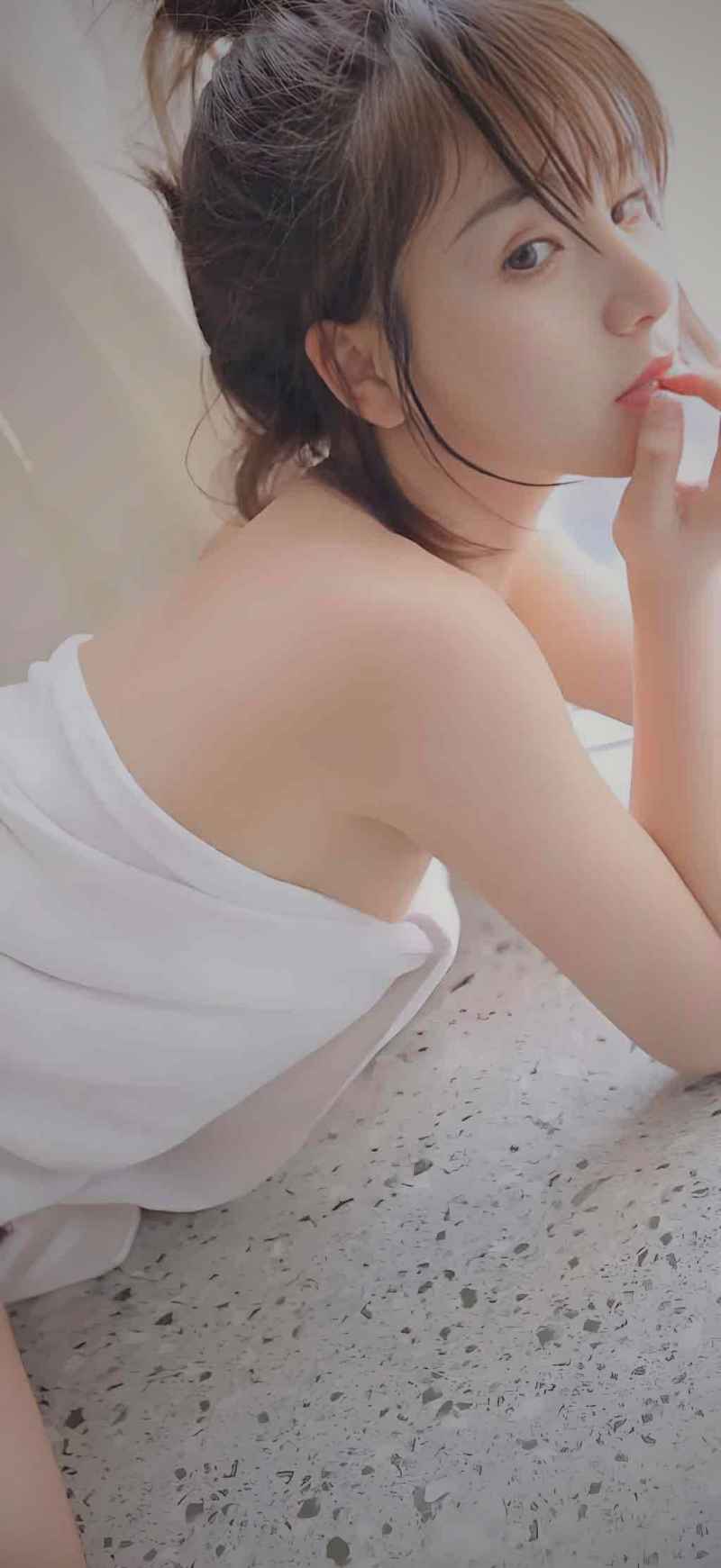 日影映画经典爱情片中的唯美场景，男女主角在樱花树下对视