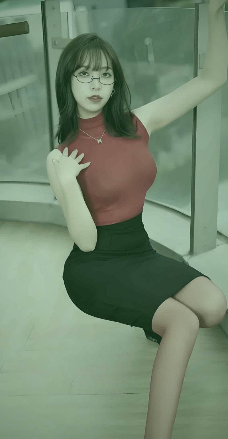 黄昏时分，樱花在夕阳余晖中绽放，光线透过花瓣形成柔和的光晕