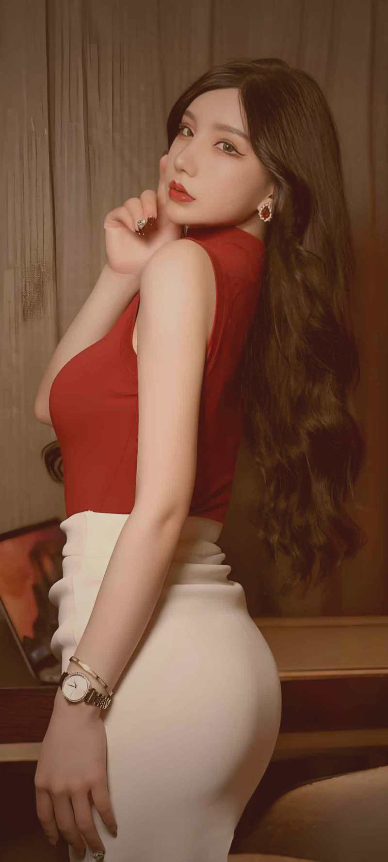 樱花视频日影映画青春物语中，少女在黄昏的海边独自漫步，夕阳将她的影子拉得很长