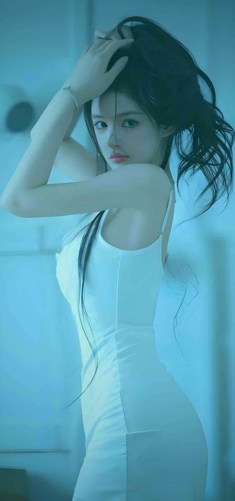 校园祭演出时舞台灯光与音乐节奏完美配合的瞬间