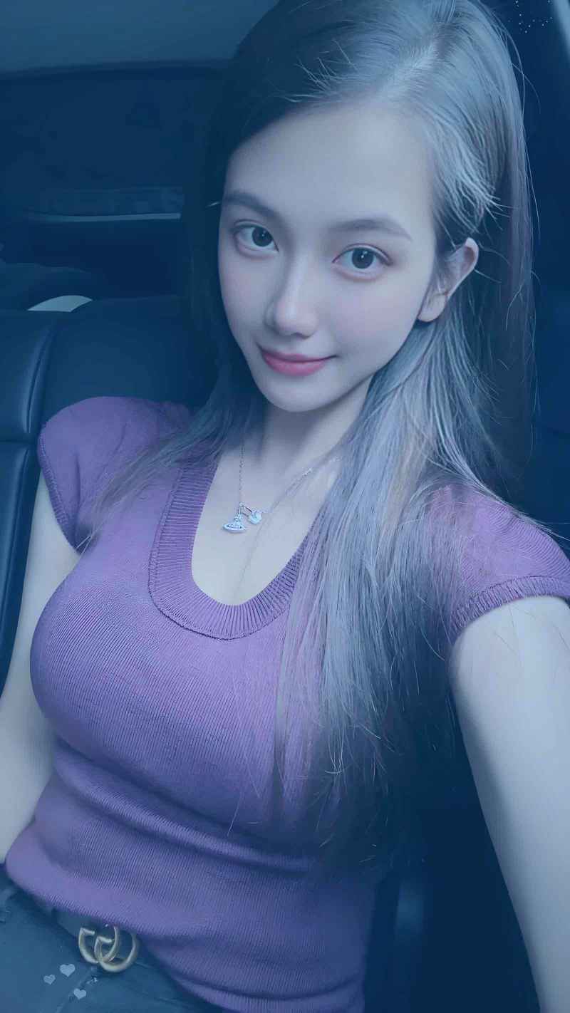 特写镜头：水珠从绿叶尖端缓缓滴落，背景是柔和的焦外光斑