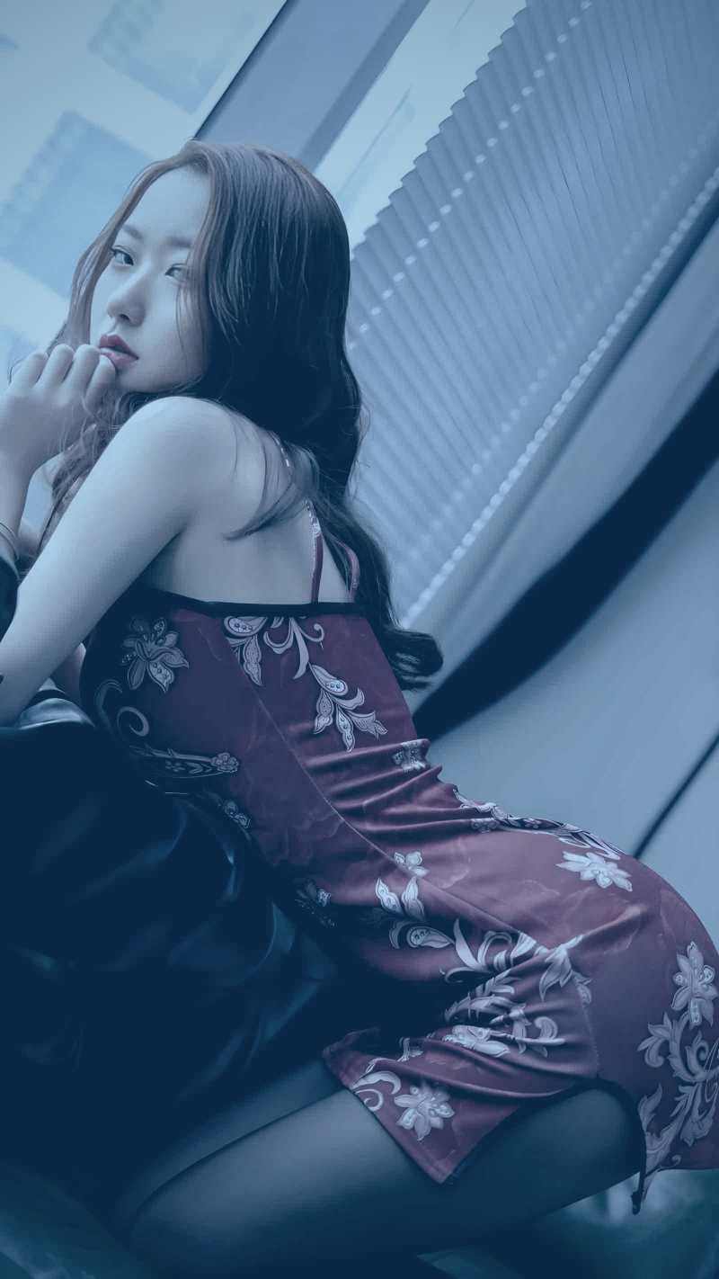 一部樱花视频科幻剧场版电影中经典场景的构图分析图，展示光线、色彩与人物调度如何烘托未来感与孤独情绪