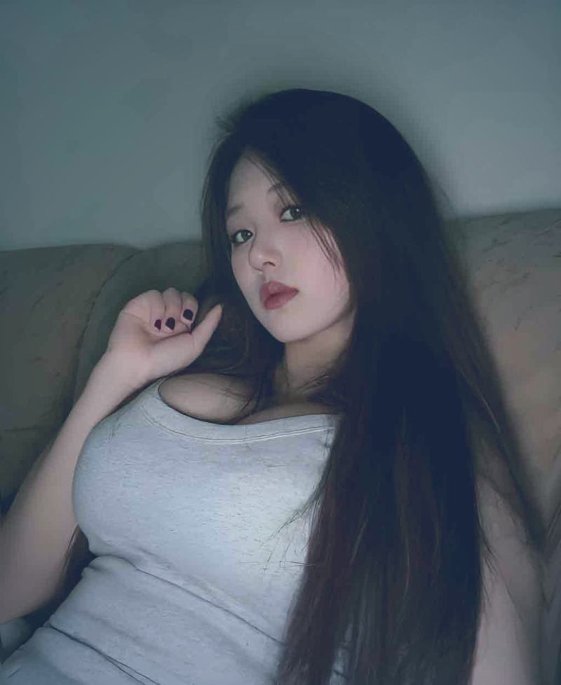 雨夜中樱花树下的灯光与雨丝交织画面