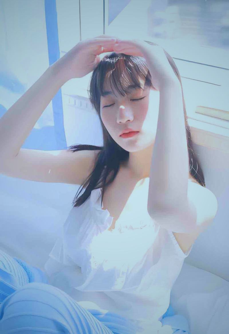 深夜窗台上一杯冒着热气的茶与一本翻开的书，窗外是朦胧的夜色