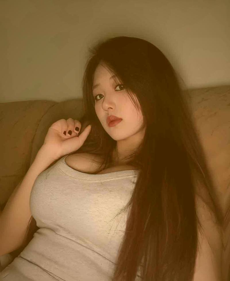 樱花与雪花交织的静谧画面，展现治愈系自然影像的视觉魅力