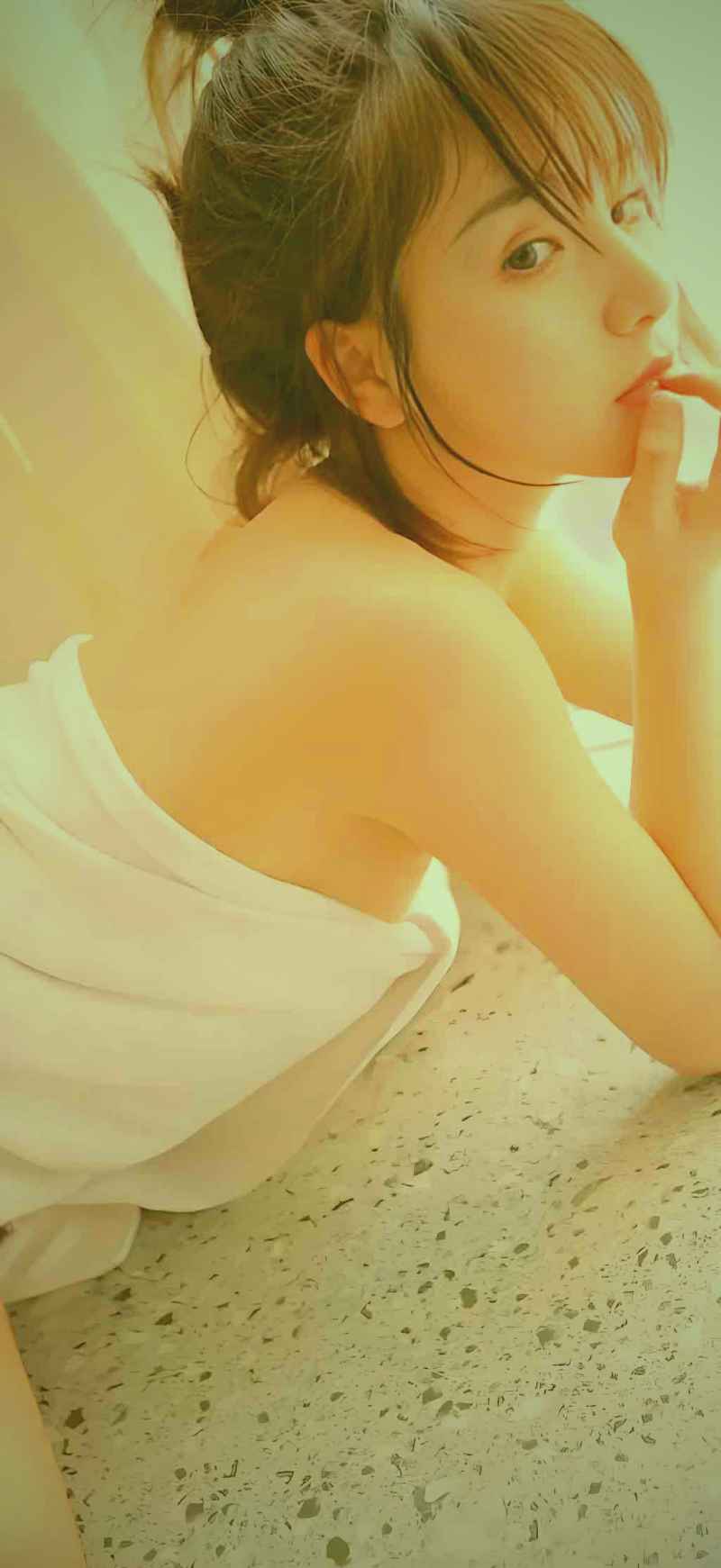 樱花视频日影映画恋爱喜剧合集海报画面，展现男女主角在樱花树下对视的浪漫场景