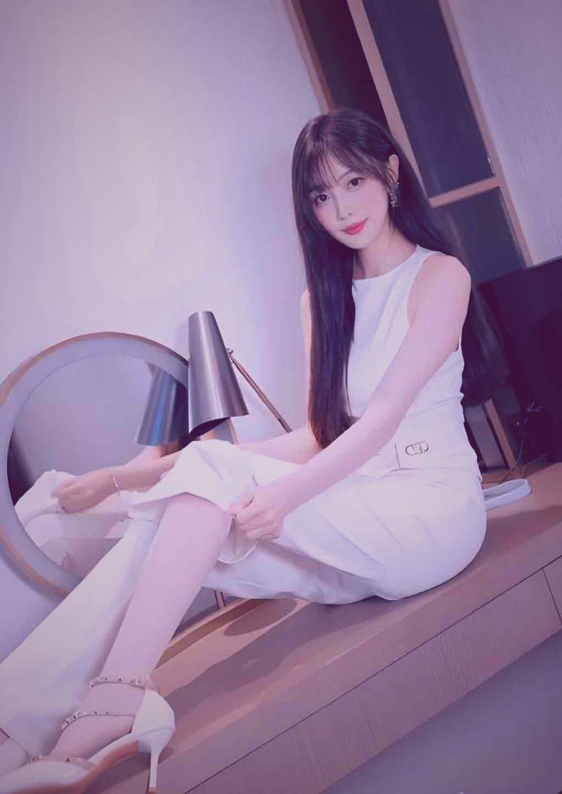 校园樱花树下，几位学生并肩而坐，阳光透过花瓣洒落，画面充满青春气息