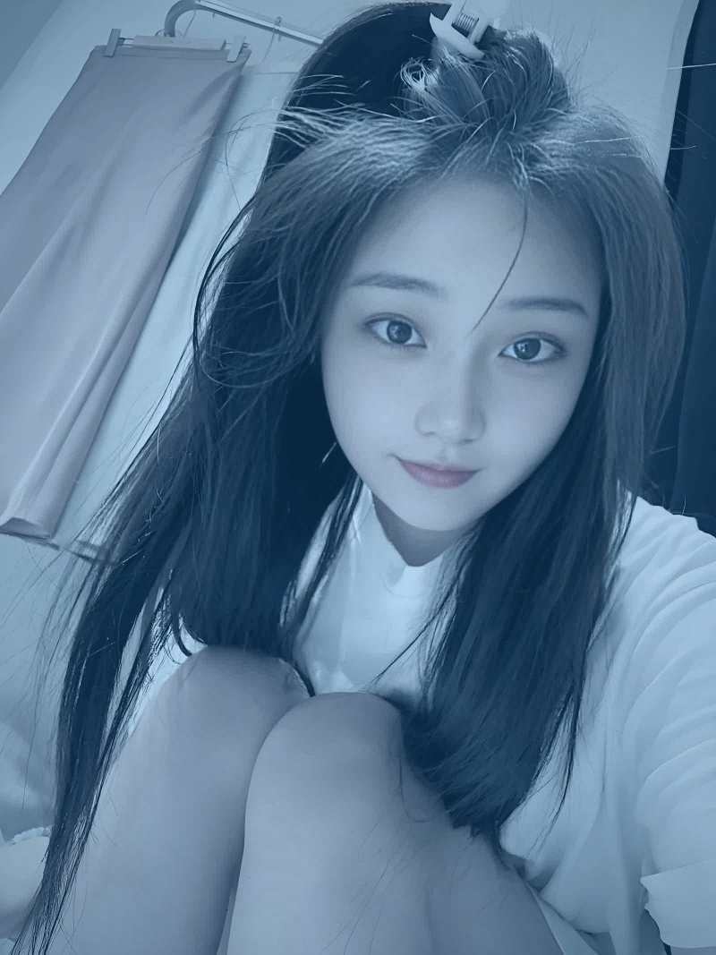 弹幕在番剧高潮场景中密集飘过的画面示意